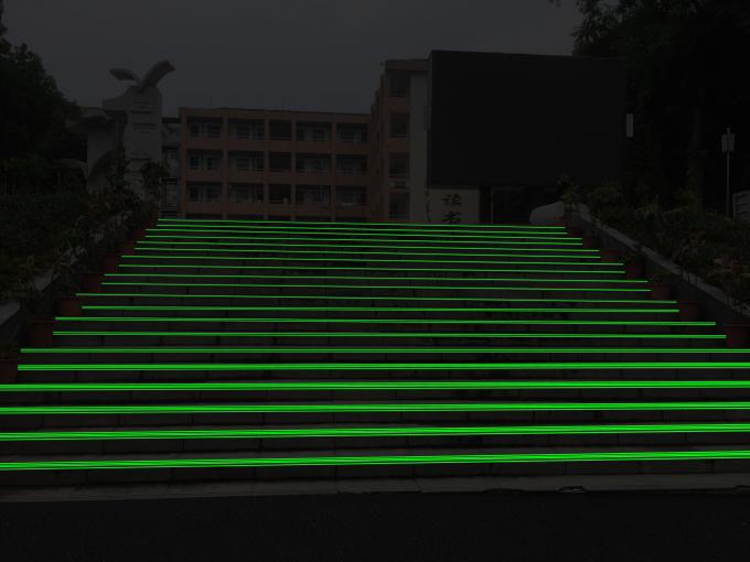 Escada antiderrapante da segurança luminescente que cheira para a escola secundária superior 4