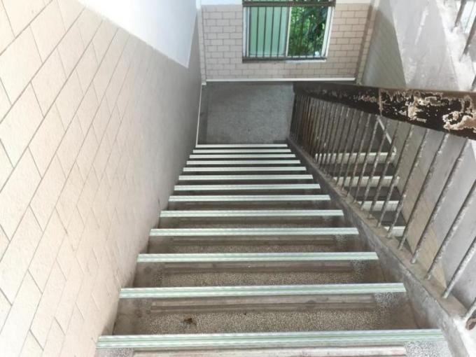 No. 11 projeto alto 5 da renovação da segurança da emergência do prédio da escola